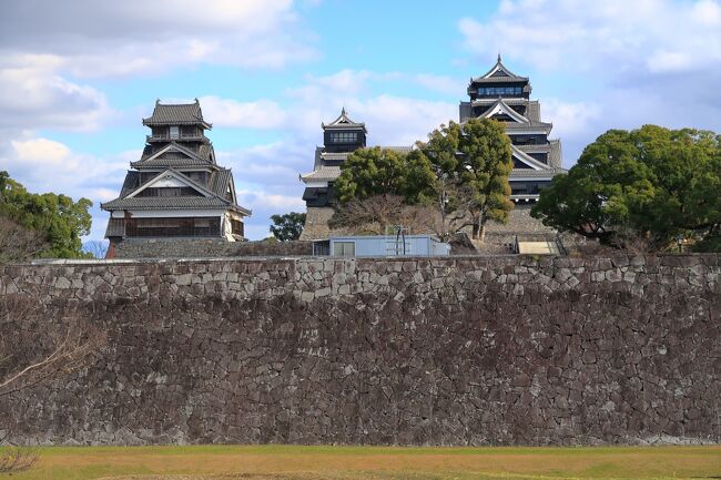 熊本城へ行ってきましたが、まだまだ震災の修復に<br />時間がかかりそうでした。<br />後でわかったのですが南口から入ると天守閣の近くに<br />行けるようでした。