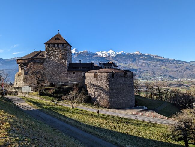 　正月に、成人の日3連休辺りにどこかへ旅行に行こうと検討した結果、アエロモンゴリア航空のウランバートル行きの航空券がKiwi.comで往復約24000円と格安で販売されていた為、一旦そこに決めました。しかし、いざ航空券を購入しようとすると何度やってもエラーになり購入できず...。クレジットカードが弾かれているというより、座席がないのにも関わらず空席があると表示されているようなので諦める事にしました（Kiwi.comはこの手のトラブルが多く評判が悪い）。<br />　改めて航空券を物色すると、1/6のスイス航空チューリッヒ行きのビジネスクラスに特典航空券で空席があり、帰りもルフトハンザ航空のミュンヘン経由なら空席がある事が判明した為、当初予定になかったこちらを直前に発券。チューリッヒを起点に、リヒテンシュタインとオーストリアを巡る事にしました。ただ、往復共に昼便の為、観光できるのは中一日だけという非効率な旅程になっています。<br /><br />■旅程（この旅行記は★のついた日程について）<br />　1日目　成田⇒チューリッヒ<br />　　LX161 NRT12:10 ⇒ ZRH18:35<br />★2日目　チューリッヒ⇒フェルトキルヒ⇒ファドゥーツ⇒チューリッヒ<br />　3、4日目　チューリッヒ⇒ミュンヘン⇒羽田<br />　　LH2367 ZRH09:05 ⇒ MUC10:00<br />　　LH714 MUC12:50 ⇒ HND09:20(+1)<br /><br />■宿泊先<br />　・Courtyard by Marriott Zurich North<br />