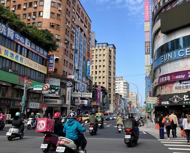 台湾に行けると聞き、4トラを見たら先輩方がもう行かれてるではないですか。旅行記を参考に私も、とポチッと予約。<br />2泊3日、1人で台湾の空気を吸いに行って来ました。<br />無事に行って帰ってくる、欲張らないをモットーに。水餃、魯肉飯、蚵仔煎、鹹豆漿が食べれますように。<br /><br />1日目 KIX17:40 ー TPE 20:00 <br />鴻水餃牛肉麵 (雙城街)、洪記豆漿大王、全聯福利中心<br /><br />2日目 世紀豆漿、五燈獎豬脚、迪化街、臺北地下街、阿城鵝肉、賴雞蛋蚵仔煎、双連◯仔湯、一之軒<br /><br />3日目 TPE 9:35 ー KIX 13:05<br /><br />ホテル サンルート台北<br />飛行機 peach航空