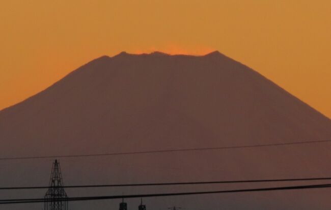 1月10日、午後4時30分過ぎにふじみ野市より美しい夕焼け富士と日没風景が見られました。<br /><br /><br /><br /><br />*写真は夕焼け富士・・風が強い日で頂上付近には赤く染まった雪煙が見られます。