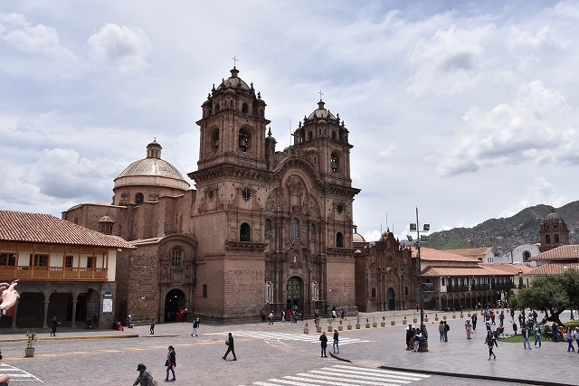 2018年1月25日から2月7日までペルーとボリビアに行ってきました。<br />旅行期間はなんと2週間。奇跡的に休みを取ることができました。<br />南米は治安や交通手段に問題がありますから、今回はユーラシア旅行社のツアー「ペルー・ボリビア、アンデス物語 14日間」に1人参加です。<br />ペルーでは首都リマ、ナスカの地上絵、クスコ、マチュピチュ遺跡を観光。<br />その後クスコからペルー南部鉄道に乗車し、ララヤ峠越えてチチカカ湖へ。<br />その後国境を越えてボリビアに入り、ティナワク遺跡、ウユニ塩湖、首都ラパスを観光。<br />唯一無二の景色を存分に堪能する、素晴らしい旅でした。<br /><br />■　日程<br />2018年1月25日～2018年2月7日<br /><br />1/25　成田空港発<br />1/26　リマ着。リマ観光<br />1/27　ナスカの地上絵観光<br />1/28　クスコ観光。ペルーレイルでマチュピチュへ<br />1/29　マチュピチュ遺跡観光<br />1/30　マチュピチュのインカ古道を歩きインティプンク遺跡へ。夕方クスコへ<br />1/31　ペルー南部鉄道でクスコからララヤ峠を超えプーノへ<br />2/1　チチカカ湖のウロス島を観光後、バスで国境を越えてボリビアへ。ティナワク遺跡を見学後ラパスへ<br />2/2　ラパスからウユニ塩湖へ<br />2/3　ウユニ塩湖観光<br />2/4　ウユニからラパスに移動し、ラパス観光<br />2/5　ラパスからリマを経由してメキシコシティへ<br />2/6　メキシコシティ乗り継ぎで成田へ<br />2/7　早朝成田空港到着<br /><br /><br />※ブログ『マリンブルーの風』に掲載した旅行記を再編集して掲載しています。<br />ブログには最新の旅行記も掲載していますので、ぜひご覧下さい。<br /><br />2018年　ペルー・ボリビア旅行記目次<br />https://buschiba.livedoor.blog/archives/52555228.html<br /><br />ブログ「マリンブルーの風」<br />https://buschiba.livedoor.blog/<br /><br /><br />ペルー・ボリビア旅行記の第7回です。<br />4日目はインカ帝国の首都クスコに移動。<br />リマから飛行機でアンデス山脈を越えてクスコに移動し、クスコ旧市街を散策しました。