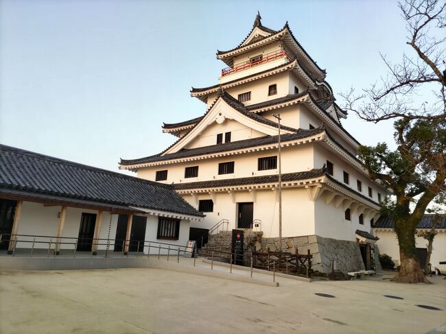 　自宅を車で出て福岡県の呑山観音寺で紅葉見物、その後、宇美八幡宮でお詣りをして、途中カフェで休憩しながら、虹の松原を通り抜け、佐賀県唐津市に到着しました。今日の宿泊は、唐津城近くにあり、唐津湾を望む割烹旅館「水野」です。ここは食事が美味しいと評判なところです。