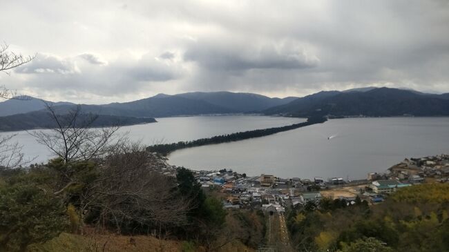 天橋立に到着。<br />ビューランドのある文殊近辺に降りて、そこからフェローで傘松公園のある宮津に向かう。<br /><br />少し寒いが風光明媚な景色を見ながらフェリーの船旅を楽しむ。<br />宮津に到着。<br />傘松公園に行くケーブルカー乗り場に向かう途中に「元伊勢籠神社」で参拝。<br /><br />伊勢神宮の別院なのか由緒ある貫禄ある神社。<br />御朱印も頂いてゲーブルカー乗り場へ。<br /><br />「府中駅」」からケーブルカーに乗る。<br />季節によってはリフトもあるようだ。<br /><br />傘松公園に到着。<br />有名な股のぞきができるスポットは観光客で賑わう。<br />天橋立は評判通り素晴らしい景色。<br /><br />日本三景の中でも最も素晴らしいかもしれない。<br />股のぞきも体験して少し景色を楽しんでからケーブルカーで戻る。<br /><br />ケーブルカーを降りると食堂や土産物屋などがある。<br />あたりを付けていた「つるや食堂」<br />2時近いが順番待ち。<br /><br />雨も降ってきたので、中で待たせてもらおう。<br />20分ほど待って順番が回ってくる。<br />海が見える窓側の席に案内される。<br /><br />車なのでノンアルコールビールで乾杯。<br />メニューの中から丹後お宝丼を注文した。<br /><br />イカとぶり、そしてバイ貝。<br />真ん中に卵が乗っている。<br />まずイカ。<br /><br />シャキッとして食感。<br />呼子なんかで食べられるイカと同じ食感。<br />そして旨い！<br /><br />そしてぶり。<br />あまり好きではないぶりだが、この店のぶりを食べると、好きになってしまうほどに美味しい。<br /><br />これは絶品の丼だ。<br />バイ貝も期待通り。<br />美味しく完食した。<br /><br />観光地の食堂でこれほどの名作に出会えるとは感動。<br />美味しく遅めのランチを頂いてフェリー乗り場に向かう。<br />さあ温泉に向かおう。<br />