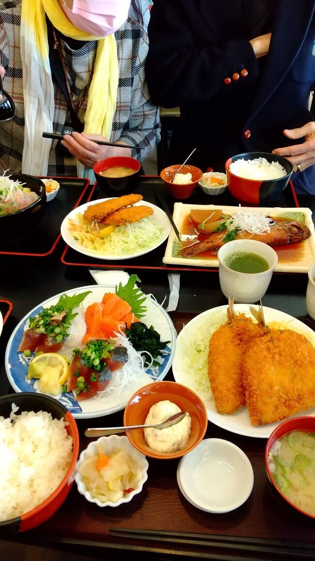 アラ５０姉妹＋叔父、叔母の４人で新年会ランチ(^^)<br />逗子までアジフライを食べに行き<br />帰りは葉山のマーロウでお茶をして帰ってきました。<br /><br /><br />