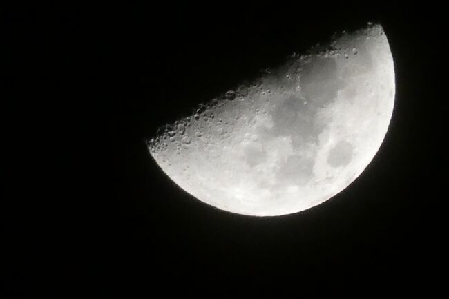 2022年12月月末。自分は熊本市内に滞在していたのですが、夜空を見上げると半月手前です。「あー、明日は半月ね」。<br />ということで調べると、月面Xを見ることが出来る日である。<br /><br />これがなかなかタイミングが合わなくて、以前見てからなんと5年も経っていた。<br />