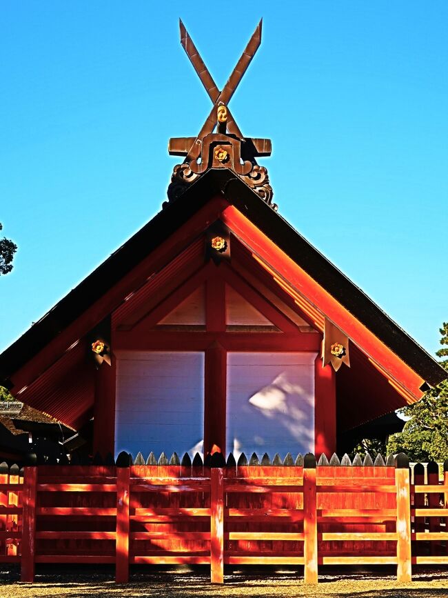 住吉大社（すみよしたいしゃ）は、大阪府大阪市住吉区住吉にある神社。全国にある住吉神社の総本社である。本殿4棟は国宝に指定。<br />大阪市南部、上町台地基部西端において大阪湾の方角に西面して鎮座する。海の神である筒男三神と神功皇后を祭神とし、古くは古墳時代から外交上の要港の住吉津・難波津と関係して、航海の神・港の神として祀られた神社である。摂津国の一宮として大阪で代表的な神社であるのみならず、旧官幣大社として全国でも代表的な神社の一つである。<br /><br />社殿は、本殿4棟が「住吉造」と称される古代日本の建築様式で国宝に指定されているほか、幣殿・石舞台・高蔵など多くの建物が国の重要文化財に指定されている。また伝統的な神事を多く残すことでも知られ、特に御田植神事は全国でも代表的なものとして国の重要無形民俗文化財に指定されている。<br />現在の祭神は次の4柱で、4本宮に1柱ずつを祀る。<br />第一本宮：底筒男命（そこつつのおのみこと）<br />第二本宮：中筒男命（なかつつのおのみこと）<br />第三本宮：表筒男命（うわつつのおのみこと）<br />第四本宮：神功皇后（じんぐうこうごう） - 名は「息長足姫命（おきながたらしひめのみこと）」。第14代仲哀天皇皇后。<br />特に底筒男命・中筒男命・表筒男命の3柱は「住吉大神（すみよしのおおかみ）」総称される。<br /><br />境内の広さは約3万坪。上町台地の西端に位置し、古代には海に臨んだとされ、明治期には西方の住吉高燈籠から先には海が広がっていた。現在は本殿域の西側を正面参道とし、南側には東西楽所・石舞台、東側には高蔵・摂末社群、北側には旧神宮寺跡・摂社大海神社を置く。<br />国宝の本殿4棟を始めとする多数の指定文化財のほか、石造物・池・神田・老樹なども残っており、歴史性を伝える貴重な場所であるとして、境内は大阪市指定史跡に指定されている。<br /><br />本宮は海に向かって西面し、西から東に第三本宮（第三殿）・第二本宮（第二殿）・第一本宮（第一殿）が縦一列に建ち並び、第三本宮の南側に第四本宮（第四殿）が並ぶ。各本宮はほぼ同形同大の本殿・渡殿・幣殿からなり、主祭神4柱が各1柱祀られる。<br /><br />本殿は4棟とも江戸時代後期の文化7年（1810年）の造営。「住吉造（すみよしづくり）」と称される独特の様式で、神社本殿としては神明造・大社造・大鳥造と並んで飛鳥時代まで遡る最古様式に位置づけられる。建物は桁行（本建物の場合は側面）四間、梁間は正面三間・背面二間で（または正面一間・背面二間]）、切妻造、妻入とし、屋根は檜皮葺で、内部は前後2室とする。柱は丸柱で礎石上に建てられ、正面中央の柱は省略して板扉を設ける。屋根は反りがなく直線的で、屋根上には千木（ちぎ）と鰹木（かつおぎ）が乗る。鰹木の数は4棟とも5本であるが、千木は第一本宮から第三本宮は外削ぎ（先端を地面に対して垂直に削る）、第四本宮は内削ぎ（水平に削る）。柱などの軸部と垂木・破風板は朱塗り、壁は白（胡粉）塗りである。また社殿周囲に廻縁を巡らさない点も古色とされる。本殿周囲には瑞垣（本殿下半を隙間なく隠す垣根）・玉垣（瑞垣外側の角柱の垣根）が二重に巡らされるが、これらも古色を残す。本殿4棟は国宝に指定されている。<br />住吉大社については、海上交通の守護神とする信仰が最もよく知られる。<br />江戸時代には廻船問屋から600基以上の石燈籠が奉納されている。<br />住吉大社は別の神格として、禊祓の神・和歌の神としても信仰された。<br />（フリー百科事典『ウィキペディア（Wikipedia）』より引用）<br /><br />住吉大社　については・・<br />https://www.sumiyoshitaisha.net/<br />