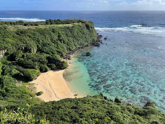 2022年12月3～5日と2泊3日で沖縄本島に行って来ました。<br />ある日「旅楽」というサイトから格安の沖縄3日間を見つけました。<br />全国旅行支援割を使える今だから、行こう､行こうと即予約！！<br /><br />予約はしたのですが、12月の沖縄はほとんど曇りや雨の日が続くそう…でも晴れる日だってあるでしょう！！<br />いちかばちかの勝負に出ました！！（沖縄に行くからには晴れてもらいたいしね～　さて、どうだったでしょうか！！！）<br /><br />行程<br />12月3日　成田8：40発～那覇12：30着～アメリカンビレッジ～ホテル（ハイアットリージェンシー瀬良垣アイランド沖縄）<br /><br />12月4日　ホテル～東海岸方面（海中道路で結ばれた島など）～やちむんの里～西海岸（真栄田岬、万座毛）～ホテル<br />　　　　<br />12月5日　ホテル～備瀬のフクギ並木～今帰仁城跡～道の駅許田～那覇18:20発～成田20:45着<br /><br />二日目の旅行記です。<br />深夜というか明け方？AM3：00にトイレに行きたくなり、目が覚めました。<br />隣で、パパがゴーゴーと高いびき…最悪だ～…ちょっとベランダに出てみよう、天気はどうかな？<br />空を見上げると、なんと満天の星空～～☆☆<br />ベランダで「良いじゃん、良いじゃん、このまま晴れてね～」と独り言！！<br />と言う事で沖縄2日目は満天の星空からの始まり♪<br />青空、青い海を満喫する事が出来ました。<br />