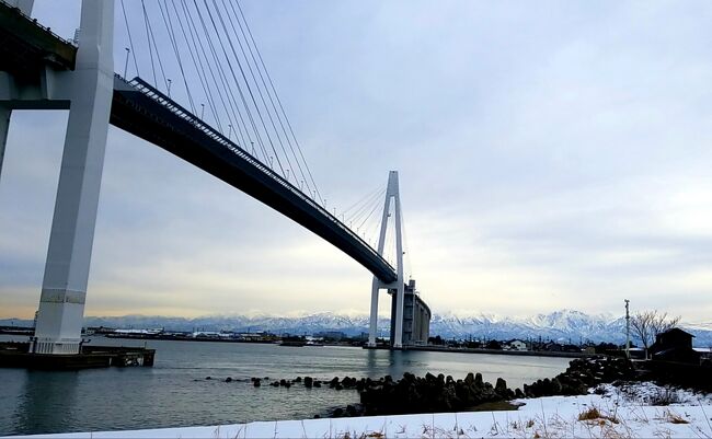 三泊四日で富山に一人旅。<br />夏にも来たけど、あまりに良いところ過ぎて冬も見てみたくなりました。<br />あと、冬の富山はどのくらい日照時間が短くて寒いのかを確かめに。<br />18きっぷ使用です。<br />