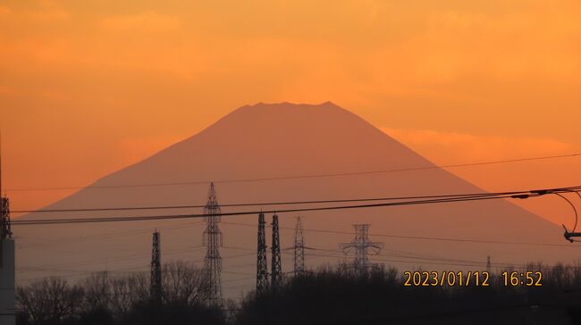 1月12日、午後4時50分過ぎにふじみ野市より素晴らしい夕焼け富士と日没風景が見られました。<br /><br /><br /><br /><br />*写真は夕焼け富士