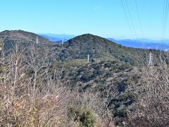 冬の葦毛湿原と神石山（３２４ｍ）