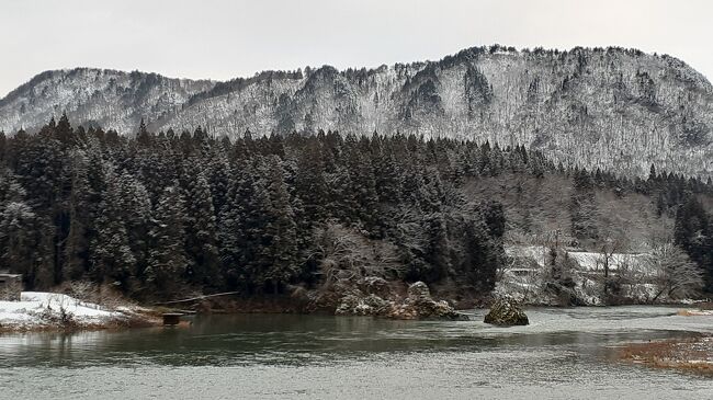 数年前に行った阿賀野川の水墨画のような雪景色に魅せられました。寒いけれど再訪です。