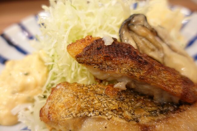 始発に乗ろうと思ふて支度していましたが、ちょいと遅れて第二便。12分差なのですけれど、到着時間は5分くらいしかちゃいませんのね。<br /><br />さて、今日は隣の行列を掻き分け?て、とんかつ屋さんへ。まだ開店前につき、こちらにも待ち行列ですね。
