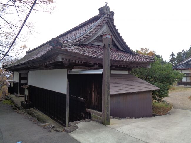 11月下旬になり，紅葉も終わってそろそろ冬を迎える準備が必要なこの日，酒田市にある不動滝と遊佐町にある鳥海山大物忌神社蕨岡口之宮に出かけました．不動滝は山形では有名な玉簾の滝に行く途中にありますが，玉簾の滝と比べると全く有名ではないので，通り過ぎてしまうことが殆どです．ですが，不動滝は開運出世の滝とも呼ばれ，落差15mほどの滝の前には，御滝神社という小さな神社もあるパワースポットになっています．この神社は日本武尊を祀る神社だそうで，鳥海山で修行をする修験者が修行をする場所だったそうです．不動滝を見た後は，日向川発電所の脇を通って遊佐町へ．ここは綱取隧道というトンネルで繋がっています．トンネルを抜けて暫く歩くと，鳥海山大物忌神社蕨岡口之宮があります．今ではすっかり町外れになってしまいましたが，元々この地には出羽國一之宮と呼ばれる鳥海山大物忌神社が置かれていた由緒ある場所です．鳥海山大物忌神社は本宮が鳥海山の山頂の下にあるのですが，その麓に口之宮と呼ばれる里宮が2ヵ所置かれました．一つは吹浦にある口之宮で，こちらは国道7号線にも近いことから，結構参拝者や観光客も多いです．もう一つがこの蕨岡口之宮で，かつでは羽黒山のように宿坊が並び，修験者や参拝客で大変な賑わいだったそうですが，今では訪れる人も稀で，神社自体も無人のようでした．蕨岡口之宮の隣には庄内三十三観音の第19番札所になっている龍頭寺があります．また，近くには桜の名所でもある鳥海公園や宿坊であった山本坊の庭園，遊佐町の酒蔵杉勇蕨岡酒造場などがあり，見所も沢山です．