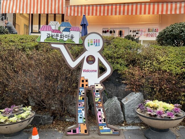 いつもの自宅飲み会で、決まった釜山旅行。<br />今回の旅行先は、タイにするか・・・迷ったあげく簡単に行ける釜山に決定。<br />その場で、東京メンバーにメールを入れ、場所、日程ともOK。<br />新規に1名(福岡)が参加し、東京メンバー1名、福岡メンバー3名のおっさん4人旅です。<br /><br />交通手段は、クイーンビートルか飛行機か・・・エアープサンが安いため、飛行機を利用。ホテルと飛行機は年末に慌てて予約。<br />K-ETA、Q-CODE、Visit Japan Web・・と、3年半ぶりの海外は、準備が面倒でした。<br /><br />東京メンバーは、前日の木曜日に出張を入れた模様。福岡から一緒に釜山へ行くため、参加者で軽く居酒屋で前夜祭・・・<br />これで終わる予定でしたが、沖縄から同僚が来福されるとのことで、次の居酒屋で合流。私は挨拶だけして帰宅。<br />他の3名は、カラオケに行った模様です。<br />早く帰宅すると言いながら・・なんとも懲りないおっさん達です。<br /><br /><便><br />1月13日<br /> 福岡空港発 09:25 BX147(エアープサン)<br /> 金海空港着 10:25<br />1月14日<br /> 金海空港発 14:20 BX146<br /> 福岡空港着 15:15<br /> <ホテル><br /> ソラリア西鉄ホテル釜山