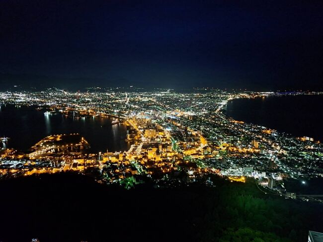 2022年 8月10日～8月17日の8日間のお盆休みで東北6県＆北海道(函館) 東京に戻って 神奈川(小田原) 静岡(三島)を旅しました。この旅行記は47都道府県制覇を目指す東北６県周遊旅の4日目、北海道 函館市内観光と函館山夜景観光をまとめたものになります。<br /><br />　八戸駅を新幹線で出発する頃、時刻は夕方に迫っていましたが青森観光をする時間も無い事から、せっかくなら夜景観光ができる北海道・函館市まで北海道新幹線でいっその事行ってしまおうと考え、予定を変更し函館に向かいました。津軽海峡の海底部に位置する青函トンネルを潜り抜け北海道へ上陸しました。初めてみる北海道の景色にワクワクが止まりませんでした。右手には函館山と函館市の景色が見え、本格的な北海道 函館観光が益々楽しみになってきました。新函館北斗駅に到着し、在来線で函館駅を目指しました。<br />　函館駅に到着し、2階のコインロッカーに荷物を預け、駅構内のお土産屋を散策した後、路面電車で十字街駅まで行きベイエリアに辿り着きました。金森赤レンガ倉庫の中で函館のお土産を購入しながら、赤レンガ倉庫を楽しみました。そこから函館山に向けて歩き始め八幡坂や本町のカトリック教会群を見物して回りました。刻々と当たりが暗くなり始めた頃、函館山ロープウェイ乗り場に到着し函館山ロープウェイに乗車しました。高度が上がるに連れ函館の景色が正面に広がり始め、美しさのあまりに感動してしまいました。函館山山頂駅に到着し、函館山展望台まで建物内の階段を登り進んでいきました。長い行列に従って進みようやく外に出ると当たり一面が真っ暗になっていた頃という事もあり、先程より完全に辺りが暗がりを見せ始めた為、本格的な夜景景色が眼下に現れました。山頂展望台の1番上の先頭へ行くのに大勢の人で溢れかえっていた為、かなりの時間を要しましたが順番を待って辛抱強く待ち続けた後に先頭へ辿り着きました。函館山からの夜景は私が見た中でもトップクラスの夜景であり日本一と感じました。何とも幻想的で美しく神秘的な函館の夜景を見終えた後、ロープウェイで下山し旧函館郵便局(はこだて明治館)と函館海鮮市場を散策し函館駅まで歩いて戻りました。<br />　函館駅で終電を待った後、はこだてライナーで新函館北斗駅へ向かい北海道新幹線に乗り込みました。私が乗った車両には私1人しか乗っておらず貸切状態でした。青函トンネルを潜り抜け本州の新青森駅に到着しましたが、弘前方面の豪雨の影響で青森駅行きの電車が停まっていた為、タクシーで青森駅前のホテルに向かいましたが、時刻は日付を超える直前でした。<br />　東北旅行4日目は午前中に一関駅前のホテルを出て平泉の中尊寺と毛越寺を観光し昼前から昼にかけて東北新幹線で八戸に移動し八戸観光を満喫し、そこから夕方から夜にかけて函館観光を行うというハードスケジュールでしたが、かなり充実した旅となりました。翌日の5日目は青森市内観光と午後からは、47都道府県制覇をかけて秋田県に向かいました。