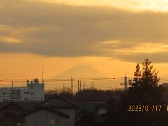 山頂付近が隠れた夕焼け富士