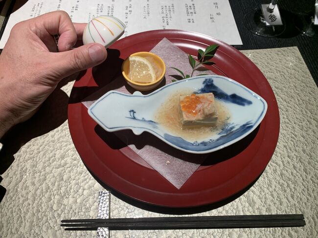 箱根翡翠にチェックインした後は、広い部屋でまったりしながら部屋の半露天を満喫。<br />温泉大浴場も楽しみました。<br />広い部屋で音楽聴きながら読書を楽しむ素敵な時間でした。<br />そしてディナーの予約時間になってレストランへ。<br />素敵な和食で母の88歳の誕生日を祝うことができました。<br />母も喜んでくれました。<br /><br />この日は朝(山のホテル)から昼(ジビエフレンチ)、そして夜(箱根翡翠)と素敵な食事が続きました。