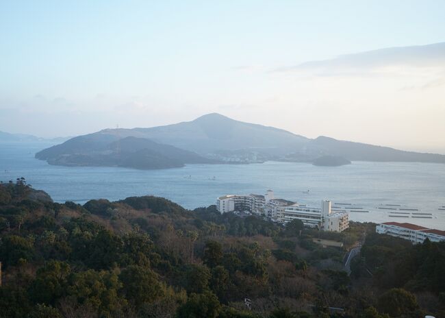 2023.1の伊勢・鳥羽旅行、宿泊は昨年と同じ鳥羽・安楽島の高台にあるホテル アルティア鳥羽。こちらへ泊るのは2011，2014、2022に続き4回目、いずれも1・2月の寒い時期ですね。毎回、妹と一緒なのですが、甥っ子のともちゃん（小1）は昨年に続いての2回目、カズキ（小4）は3回目・・・といっても9年前に来た時は、まだ1歳なので本人の記憶はありませんが。<br />鳥羽の海をみながら、温泉と料理でホテルでゆったりの予定でしたが、早朝2時から17時過ぎまで遊びまわっていたので、20時からの食事の最中には全員睡魔と戦っている状態（笑）早々に爆睡してしまいました。