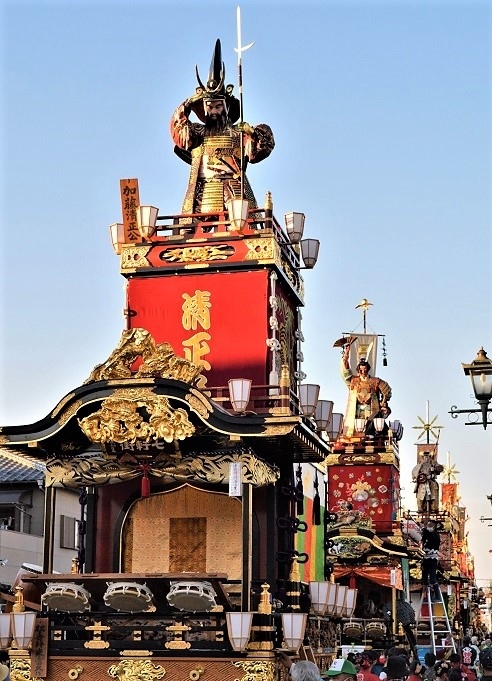 本庄まつりは北関東最大規模の山車祭り。<br />金鑚神社の例大祭で江戸時代の秋祭りを起源としている。<br />2年間休止されたが2022年に復活した。<br />　＊おまけに同日運行した高崎線の臨時特急「とき」も…<br />地元の為移動手段は自転車のみ。<br /><br />2022年11月3日<br />埼玉県　本庄市<br />旧中山道と本庄駅北口駅前通りにて<br />列車は高崎線の本庄～岡部の間にて