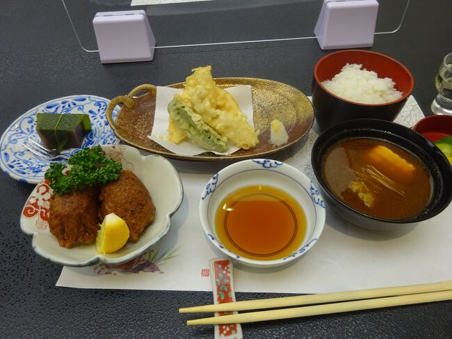 埼玉県再発見巡りの15回目で越谷・吉川・草加を訪れました。(写真)吉川の創業約390年「糀家」ナマズの天麩羅・タタキ揚げ・団子汁(板垣退助や近藤勇も訪れ、数々の有名美術品の展示もあるお店です。)越谷(香取神社 久伊豆神社) 吉川(清浄寺 密厳院 芳川神社 創業約390年「糀家」のナマズ料理) 草加(草加神社 東福寺 煎餅店 札場河岸公園 松原遊歩道 松尾芭蕉像)を回りました。(越谷)江戸時代は日光街道の宿場町と発展し、古利根川・綾瀬川・元荒川に囲まれた水郷の街です。(吉川)江戸時代は早稲米や中川の舟運で栄えた。ナマズ料理や吉川ネギで知られ、土俵のタワラの産地でも有ります。(草加)江戸時代日光街道の宿場町で栄え、センベイは全国的に有名で、皮革産業・ユカタの染色業も発達しています。松尾芭蕉も訪れました。(草加センベイの由来)煎餅の起源は千数百年前です。米を蒸し、潰したものを「餅」といい、生餅と乾餅の2種類があり、乾餅は武士の携帯食でした。塩乾餅を焼いたものが後に塩せんべいという草加せんべいの源流です。元来、せんべいは塩であったが、その後、焼きせんべいに醬油を塗るようになり、売れた為、醤油塗りの煎餅が定着しました。又、俗説で茶屋の「おせん」さんが団子を売っていた。新しい商品を考えていた時に、侍が「団子をつぶして乾かし、焼き餅」にしたらと言われ、売れて名物になりました。草加は上質の米がとれ、宿場町の保存食の煎餅として売れ、200以上のお店があります。 ①2023年1月20日(金)自宅(JR)8:06南越谷8:16(伊勢崎線)8:21北越谷駅で降り、1)香取神社(応永年間創建 本殿(彫刻) 縁結びの木 風車 御神木)参拝し、 2)久伊豆神社(平安時代末期創建 長い参道 拝殿 本殿(1789年建立) 藤棚 池 松声庵 末社 手水舎(登龍門彫刻) 社叢 越谷吾山句碑)を参拝します。3)天嶽寺(浄土宗1478年開山(専阿源照) 徳川将軍ノ狩猟帰りニ寄る)楼門 本堂 石塔)を参拝し、久伊豆神社前10:13(バス)10:25越谷10:31(伊勢崎線)10:33南越谷10:45(JR)10:53吉川駅で降り、無料のレンタサイクルを借ります。 ナマズの親子のモニュメントを見4)清浄寺(浄土真宗開祖親鸞ノ直弟・西念法師の隠居寺1288年開山南無仏板碑 塔)を参拝し、密厳院(真言宗 本尊(地蔵菩薩・恵心僧都作)子育イチョウ(樹齢800年雌木)を参拝します。5)(昼食)「糀家」ナマズ天プラ御膳2420円(近藤勇 板垣退助モ食し、安藤広重掛軸 谷文晁ナマズ絵 東山魁夷画等の展示アリ)を美味しく戴きます。中川 延命寺 芳川神社を通り、 自転車返却します。吉川13:43(JR)12:50南越谷13:53(伊勢崎線)13:58草加駅に着き、iに寄り、7)草加神社(天正年間、大宮氷川神社ヨリ分霊 草加の総鎮守 社殿(彫刻) 花手水)を参拝し、近くのダイチャリ(シェア・サイクリング)を利用します。8)歴史民俗資料館(大正時代の小学校校舎を改修 衣装 面 丸木舟 土器 窯・石臼等)を見学し、9)東福寺(1606年草加宿ヲ開いた大川図書(墓)創建 石井宗叔ノ碑 本堂(外陣欄間) 山門 鐘楼) 参拝します。 各種煎餅店を見て10)甚左衛門堰(昔の治水技術) 札場河岸公園(綾瀬川の河岸(石段 船着場 望楼) 松尾芭蕉像を見て芭蕉庵で煎餅を購入。11)草加松原遊歩道(約1.5km旧日光街道ノ面影 百代橋 矢立橋 由来碑)から草加松原駅近くのダイチャリに返却します。草加松原16:20(伊勢崎線)16:28南越谷16:34(JR)自宅(番外編)JR「しもうさ号」(大宮駅と西船橋駅等を結ぶ電車)とJR「むさしの号」(大宮駅と八王子駅を結ぶ電車)について、1日に約3本運転されます。今回、偶々、乗り合わせました。埼京線と武蔵野線 埼京線と武蔵野線と中央線を結びます。それぞれ、普段は走らない貨物線を走ります。存在は知っていましたが、始めて乗りました。{旅程}①1/20(金)(東武線と武蔵野線を何度も乗換)越谷(香取神社 久伊豆神社) 吉川(清浄寺 密厳院 ナマズ料理) 草加(東福寺 札場河岸公園 松原遊歩道)