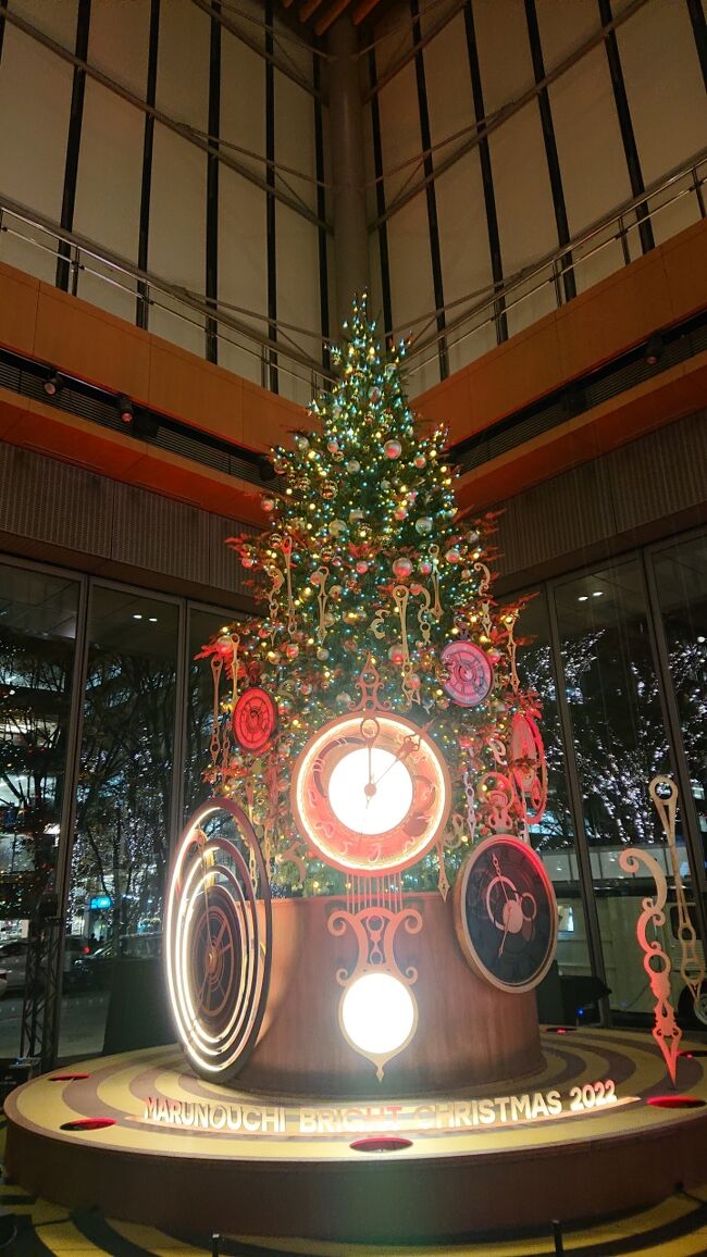 Marunouchi Bright Christmas 2022～YUMING 50th BANZAI ！～を中心に丸の内・日比谷界隈のイルミネーションを見てきました。<br />三菱村では、日本を代表するシンガーソングライター・松任谷由実さんのデビュー50周年を記念してコラボレーション企画が展開されていました。