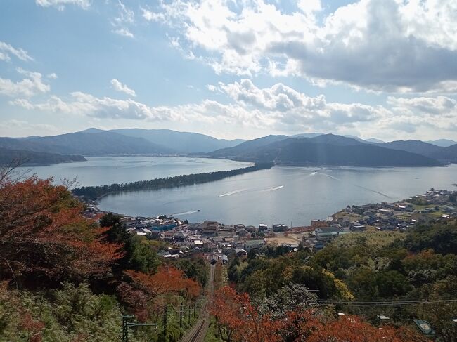 以前から30年ぶりの天橋立と城崎温泉、出石、最近ブームになっている竹田城跡に行きたいと思っていましたが、やっと2022年秋に実現しました。<br />天橋立は青空に恵まれ日本三景にふさわしい別世界の光景でした。出石は但馬の小京都のような古い街並み、城崎温泉街は大きいだけではなく街並み、風景も素晴らしいです。竹田城跡は展望台で2時間半待って念願の雲海を見ることができました。また久し振りに見る白鷺城は壮大で美しい城でした。以上のように風景、街並み、城跡、城、温泉と様々の近畿の秘境レベルの素晴らしい名所を満喫した旅行でした。<br /><br />---------------------------------------------------------------<br />スケジュール<br /><br />　11月2日　新横浜駅－（JR東海道新幹線）京都駅－（京都メトロ南北線）<br />　　　　　　祇園エリア－京都駅　［京都泊］<br />★11月3日　京都駅－（JR山陰本線）福知山駅－（京都丹後鉄道）天橋立駅<br />　　　　　　ー（徒歩＋自転車）天橋立エリアー（バス）伊根ー天橋立<br />　　　　　　[天橋立泊]<br />　11月4日　天橋立－（京都丹後鉄道）福知山駅－（徒歩）福知山城－<br />　　　　　　福知山駅－（JR山陰本線）豊岡駅－（バス）出石－豊岡駅－<br />　　　　　（JR山陰本線）城崎温泉駅　城崎温泉街散策　［城崎温泉泊］<br />　11月5日　城崎温泉街散策・外湯入浴－（徒歩）城崎温泉駅－（バス）<br />　　　　　　玄武洞－城崎温泉駅－（JR山陰本線＋播但線）竹田駅－<br />　　　　　　（バス＋タクシー＋徒歩）竹田城跡－（バス）竹田駅－<br />　　　　　　（JR播但線）　和田山駅　［和田山泊］<br />　11月6日　和田山駅－（JR播但線）竹田駅－（タクシー）立雲峡駐車場<br />　　　　　　－（徒歩）展望台－竹田駅－（JR播但線）姫路駅－<br />　　　　　　（徒歩）姫路城－姫路駅－（JR東海道新幹線）新横浜駅