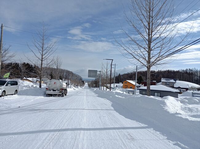 1月3日に流氷館へ行った時に・玄関に1月20日リニューアルオープンの紙をみまして・2階へ上がったら丁度パタラお姉さんが居てお喋りしました。<br /><br />1月20日リニューアルオープンだね～<br /><br />お姉さまが網走市民の方20日無料と聞きましたよ～とのお話で・<br /><br />それでは是非20日も来なければ・・<br /><br />友だちを誘いましたが各自用事あり断られ！<br /><br />何時もの如く一人テクテクと歩いて行って来ました（＾＾）<br /><br /><br />表紙の写真<br />テントランドから潮見方面を眺めた景色です。