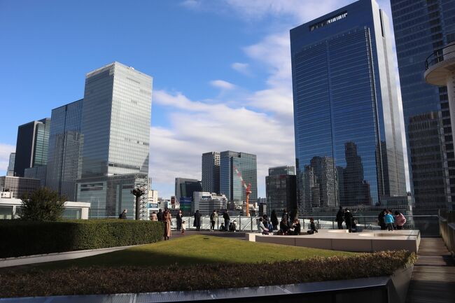 「KITTEガーデン」は、平成24年(2012)に竣工したJPタワー（KITTE）の6階にある屋上庭園です。約1,500㎡のスペースには、ウッドデッキや緑豊かな芝生が広がり、東京駅とその周辺の高層ビル群が一望できます。<br /><br />赤レンガが美しい東京駅丸の内駅舎や広大な丸の内駅前広場、10面20線の東京駅の地上ホーム、八重洲グランルーフなどが一望でき、新幹線や在来線の列車の発着が間近に見られる、大人にも子供にも人気のスポットです。<br /><br />高層ビル群の眺望も素晴らしいです。令和3年(2021)に「常盤橋タワー」・令和4年(2022)に「東京ミッドタウン八重洲」が竣工しています。また令和9年(2027)には日本一の超高層ビル「トーチタワー」が完成する予定です。