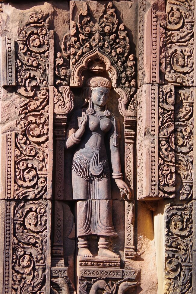コロナ禍を経て、２０２２年ようやくカンボジアに行って来ました。<br />　９回目は、素晴らしく美しい彫刻で有名なバンテアイ・スレイです。<br />硬質な赤色砂岩で造られた寺院のため、アンコール遺跡群の他の寺院より<br />壁や破風を飾る彫刻の彫りが深く、図柄が優美で「クメール美術の至宝」と呼ばれています。<br />実際に見ると一目瞭然ですが、他の寺院とは彫刻のレベルが違います。<br />「東洋のモナリザ」と呼ばれるデヴァターを目当てに訪れる人が多いと思いますが、<br />その他の彫刻も他に例を見ない程卓越しています。<br />バンテアイ・スレイは、王が建てた寺院ではないためか、こじんまりとした敷地と建物で、アンコール王朝が衰退して以来忘れられていました。<br />野焼きをしていて、１９１４年に発見されました。<br />その焼き跡が残っているのも、特異な経歴を物語っています。<br />現在、中央祠堂周辺にはロープが張られて立入禁止となっています。<br />「東洋のモナリザ」は、少し遠ざかってしまいました。<br />　バンテアイ・スレイ見学後、プレ・ループに移動して夕日鑑賞をしました。
