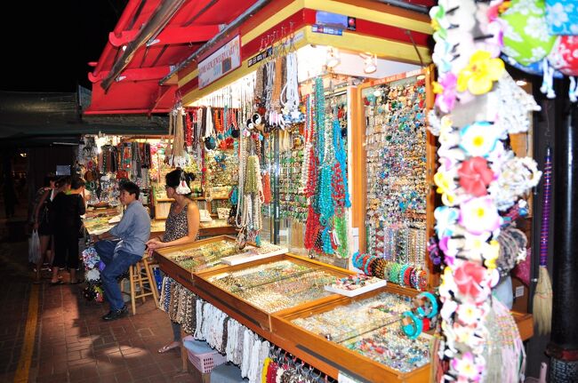 随分前のハワイ旅行で、特にパラセールとスカイダイビングが思い出になっています、又行きたいですが難しいので 思い出の旅行記をアップします。