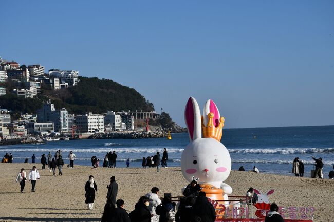 三年ぶりの海外で、釜山に初めて行きました。冬至で寒風の吹き荒ぶ中を、海雲台海岸に行きました。十二月二十五日というせいもあってか、大勢の人出で賑わっておりました。夏は海水浴客で溢れかえっていることでしょう。<br />