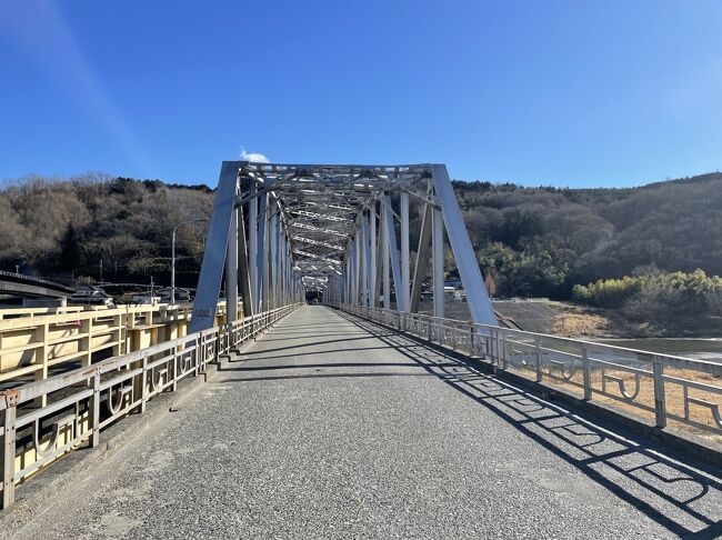 甲府盆地の南、盆地と山間の境、富士川にかかる橋を訪ねました。<br /><br />江戸時代、富士川船運で栄えたエリア。<br /><br />時を進め昭和、鉄道駅も近くにあることから、富士川の向こうとこちらの往来は盛んであったに違いありません。<br /><br />令和になり、近辺の交通の主体は自動車、耐震性やすれ違いが困難という理由から、近いうちに役目を終えようとしています。<br /><br />中央道や中部横断道が横断しており、とかく目的地までの通過点にされがちな峡南地域ですが<br />近くには桜で有名な、大法師公園(日本さくら名所100選)もあります。寄り道で立ち寄ってみるのも良いかもしれません。