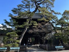 赤穂義士のお墓がある泉岳寺をお参りしました。