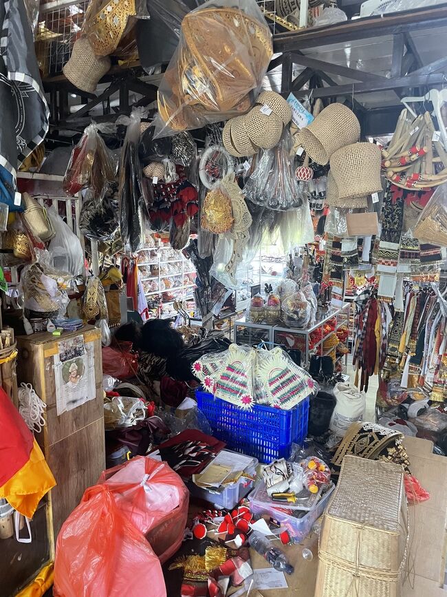 バリ島では様々な儀式があります。<br />儀式の飾り付けや道具などの専門店があります。バリ島ならではのお店です。<br />バトゥアンのお店は広くて、何でも揃うので嬉しいです!<br />クバヤ、サファリなどお寺へ行く時の伝統衣装の生地も素敵なのがあるので、ついつい欲しくなります。<br />