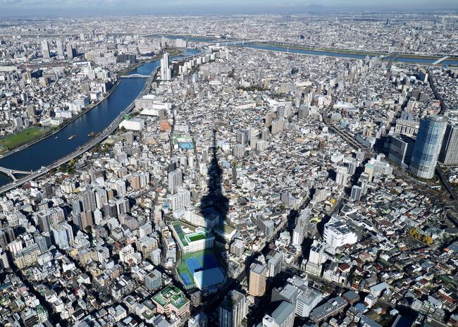 全国旅行支援で決まった東京旅行。<br />出発前に親友に訊いてみた。<br />「漠然と決めた旅だけど、東京では何処を観光したらいいんだろう？」<br />友いわく<br />「スカイツリーは外せないんじゃない？」<br />と言うことで、最終日は浅草方面を観光する。<br /><br /><br />今回の旅は…（１人；￥30,800）<br /><br />【Yahoo！トラベル・ヤフーパック】<br />　羽田空港着３日間（２泊）12/6～12/8<br /><br />＊航空券＋宿泊<br />　　　　宿泊；新宿ワシントンホテル（朝食付き）２泊<br />　　　　（ 全国旅行支援40％off、1泊1名あたり￥8,000上限 ）<br />＊旅費；￥93,600ー￥32,000割引＝￥61,600／２人<br /><br />＊地域クーポン券（２日間；￥6,000分／１人）<br />
