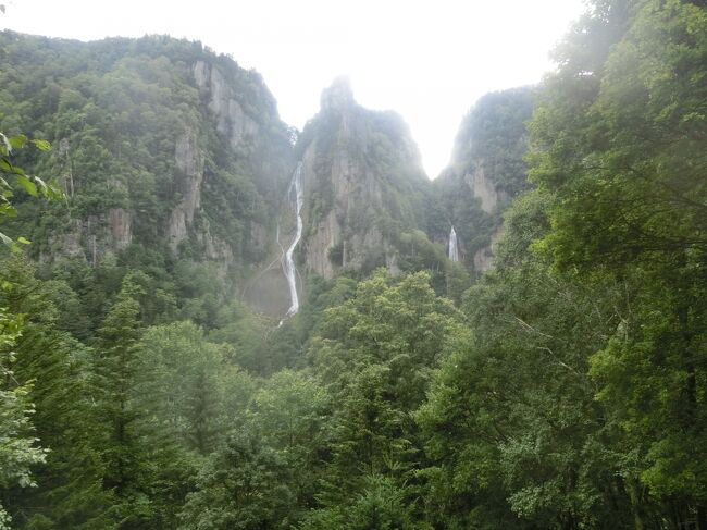 黒岳を下山後は、層雲峡を訪れました。まずは大函。そして、銀河の滝、流星の滝へ。二つの滝を眺められる双曝台まで登りました。その後、上川町の中心街へ。うっかりしていましたが、上川町は女子スキージャンプ高梨沙羅選手の出身地です。以前から、高梨選手の実家がオーナーのセブンイレブンがあると聞いていたのだが、それはこの近くってことですね?と、急にテンションが上がった。調べてみると上川町にセブンイレブンは2軒しかなく、町の中心街と層雲峡温泉にあり、高梨さん関連は後者とのこと。何と、層雲峡温泉のセブンイレブンがそれだったとは!と驚き、宿に戻る際に立ち寄りました。また上川町では、上川大雪酒造を訪れ、セイコーマートで「神川」を購入しました。宿泊先の層雲峡ホステルでは、山岳カメラマンの石井邦彦さんが撮影の打合せをしていました。話しかければよかった!と嫁はんは後悔していました。□ 8/ 6 羽田→新千歳 夕張 旭岳温泉泊□ 8/ 7 大雪山旭岳、美瑛 旭岳温泉泊□ 8/ 8 富良野、帯広 帯広泊□ 8/ 9 池田、釧路 屈斜路泊□ 8/10 知床 屈斜路泊□ 8/11 雌阿寒岳 網走泊□ 8/12 網走、北見 層雲峡泊■ 8/13 大雪山黒岳 層雲峡泊□ 8/14 富良野 千歳泊□ 8/15 新千歳→羽田■:当ページの旅行記で記述している部分です。この旅行の初回からご覧になりたい方は、こちらをどうぞhttps://4travel.jp/travelogue/11774751