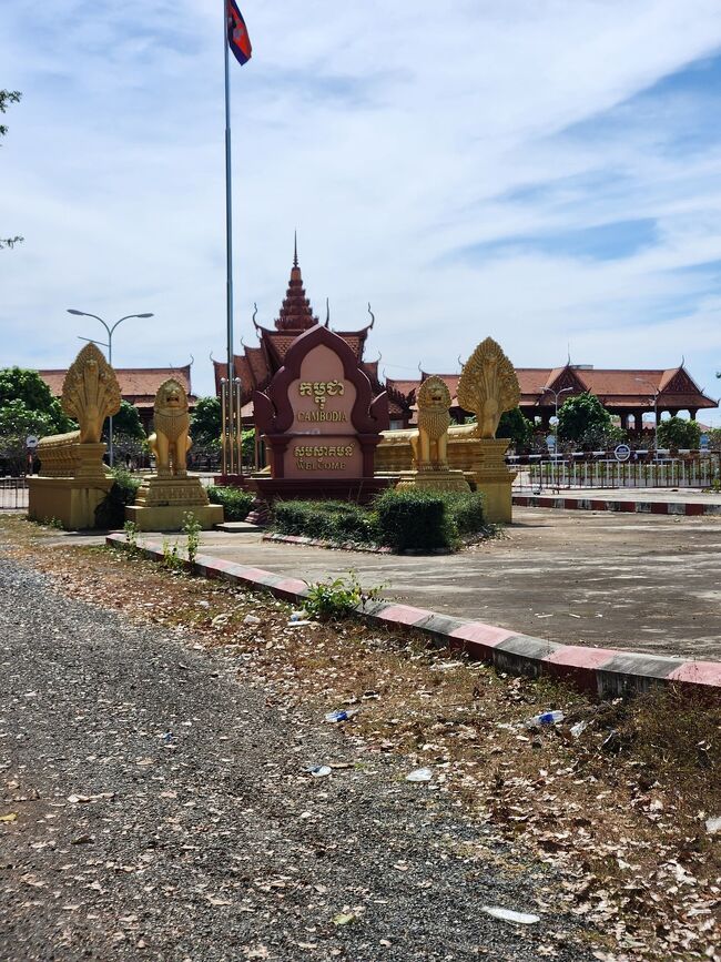 朝からコーン島よりナカサンに渡り、ミニバンでラオス・カンボジア国境を経てストゥントレンへ。さらにシェムリアップの途中にあるプレアヴィヒア市内のタクシーステーションで降り、乗り合いタクシーでスアラムにと長い移動距離となった1日になりました。