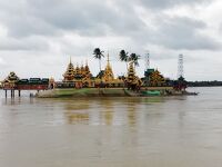 ヤンゴン近郊のチャウタンにある水上寺院イエレー・パゴダ