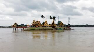 ヤンゴン近郊のチャウタンにある水上寺院イエレー・パゴダ
