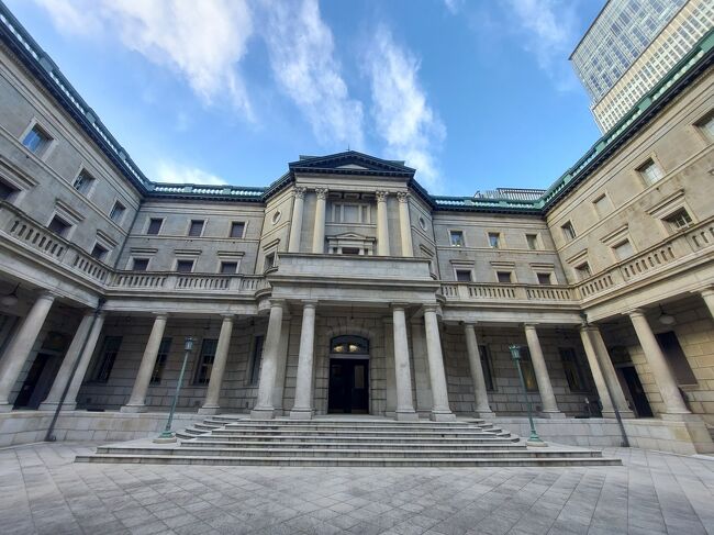 一昨年、去年と甲子園の応援で大阪に行った時に、日銀大阪支店の美しさに圧倒され、東京の本店よか凄いじゃんと思っていましたが、普段自分が見ていた日銀は本館建設後しばらく経ってから増築された1号館、2号館、3号館と本館計4つの建物のうちの、2&3号館と知った。なるほど、本店の正面玄関は別の角度だったわさ。<br /><br />新聞の折り込みに入る東京都の広報誌に日本銀行(日銀)本店見学の案内が掲載されていたので早速日銀見学のHPを見ましたが3か月先まで予約でいっぱい。それでもちょこちょこ覗いていると空きがでたので即予約の運び。<br /><br />また、日銀の向かいにある日本銀行金融研究所 貨幣博物館は予約もなく無料で見学ができ、お金の歴史や知識かなり良くわかります。ここに行ってから日銀の見学をするコースの方が良いかも。<br />仕事で寄る事があるのですが、日銀の向かいにある三井本館(三井住友銀行日本橋支店&三井住友信託銀行東京中央支店)の方が、個人的には美建築だと思います。窓口のある内部の造りが床、壁、天井まで至る所美しいです。日銀見学の際は日本銀行金融研究所 貨幣博物、三井住友銀行本店と三越本店もオススメです。 <br /><br />ところで、日本橋のとなりには銀座がありますが、日銀のある日本橋本石町には金座があったそうです。<br />江戸幕府のもと、銀貨の鋳造していた場所が銀座、金貨を鋳造していた場所が金座だそうです。 勉強になりました。<br /><br />せっかく平日に日本橋を訪れたので(たまに仕事で銀行を廻ってますが)、日本橋 天ぷらめし 金子半之助 日本橋店 の行列に並んでアツアツの天丼食べてきました♪