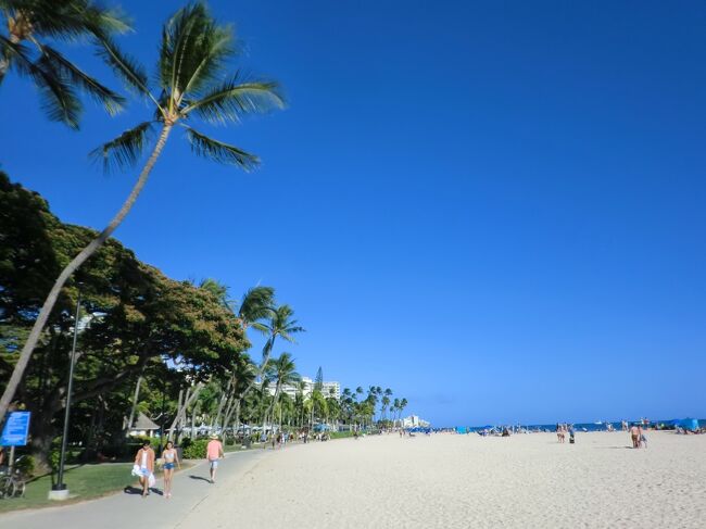 日本帰国前の旅行　第3弾　ハワイ4日間！<br /><br />アメリカ旅行としては最後、ハワイはやっぱり行っとかないとダメだろう！ということで公休2日に有休2日をくっ付けて、4日間でハワイに行った。<br /><br />初めてのハワイ。<br />沖縄とか白浜の延長みたいなものでしょ！？　行く前はそう思っていた。<br />・・・<br />全然違います！<br />これは確かに何回も行きたくなるわ。<br /><br />夏の旅行シーズンなので直行便は航空運賃が高く、行きも帰りも経由便。<br />なので1日目と4日目は移動で、実質中2日しか楽しめていないが、いろんなアクティビティーをぎゅっと詰め込み、充実した旅行となった。<br />今度は西（日本）から日付変更線を越えて行こうっと！<br /><br />【1日目　6/19（日）晴れ】<br /><br />ロサンゼルス（LAX, 08:25PDT）--HA33--&gt;マウイ島・カフルイ（OGG, 11:15HST）<br />マウイ島・カフルイ（OGG, 12:30HST）--HA179--&gt;オアフ島・ホノルル（HNL, 13:15HST）<br /><br />アサヒグリル（昼食）<br />ワイキキビーチ散策<br />マイタイバー<br />ジーニアスラウンジ（夕食）