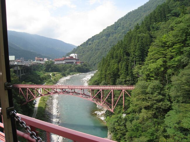 初めての富山県の旅。一日目は黒部峡谷トロッコ列車に乗車します。お天気が心配される中、楽しく優雅に乗車できました。
