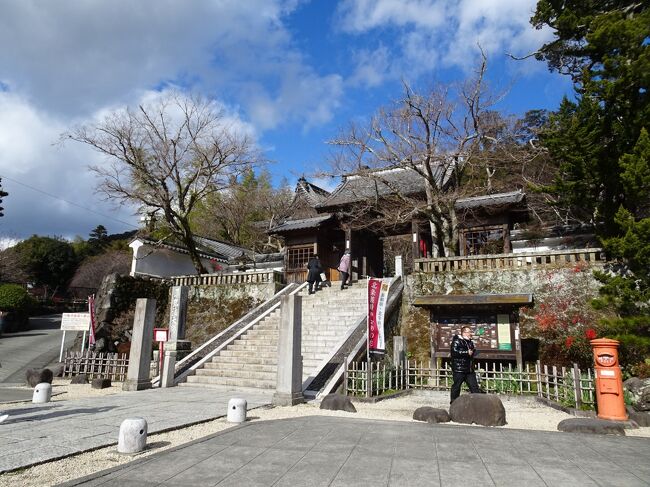 年始の連休にカニを食べたいな、、、と北陸旅行を計画していましたが、年末からの体調不良がずるずる続いて、直前にキャンセルしました。<br />不思議なもので、キャンセルを決めたとたんに体調は劇的に回復。キャンセルした北陸旅行の代わりに、初詣かたがた大河ドラマで耳にした、修禅寺に行ってみることにしました。<br />温泉街だけちょこっとお散歩できればいいと思っていたはずなのですが、気づけばあちこちつまみ食いのような旅になってしまいました。