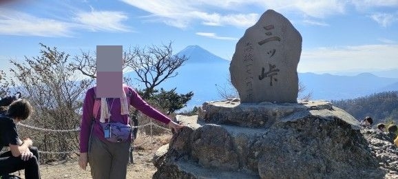 三ッ峠山にいつか登ってみたいと思ってましたが、日帰りするには我が家から遠い気がして、延び延びになってたが日帰りツアーを見つけました。<br />しかも全国旅行支援で４割引きでクーポンを１０００円貰えるので申し込みしました。<br />コロナ禍でも土曜日だから参加者は３６名で盛況。<br />２名の添乗員がお世話してくださいました。<br />三ッ峠登山口から登り河口浅間神社に下山するコースですが、最近観光スポットになってる「天空の鳥居」で時間をとってくれたり最後に「富士山溶岩の湯 泉水」で入浴して、なかなか良かったです。