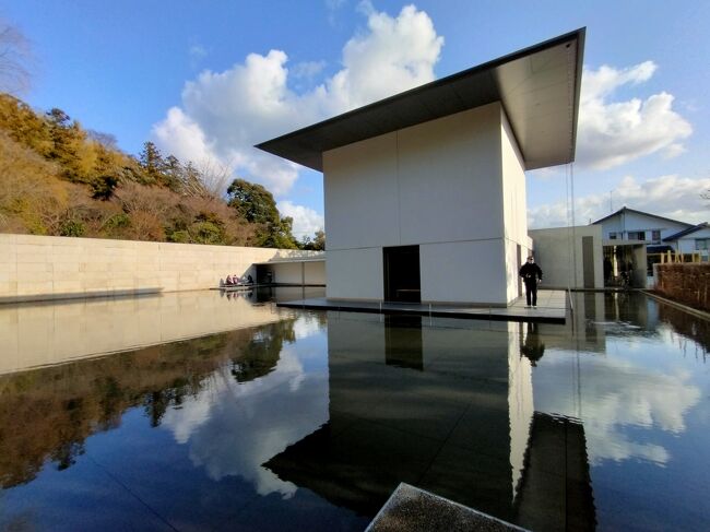 ここ数年、わずか6000マイルでＪＡＬの空旅の出来るどこかにマイルを使った旅にすっかりはまっています。<br />冬になって暖かな南の島狙いですが、なぜか11月の後半から、週末のどこかにマイルの組み合わせが何故か北海道方面ばかりになってしまいました。<br />33回目の今回はの組み合わせは宮古&#183;山口宇部&#183;松山&#183;小松<br />前回に引き続き宮古狙いで6度目のチャレンジ。<br />そろそろ当たっても良さそうな気がしますが・・・<br />しかし当たった先は一番近い小松でした。<br />週間予報では連日とも曇り時々雪<br />雪の運転が不慣れな私は今回もレンタカーの予約をやめて、バス・電車を使った旅を企画しました。<br />２日目は金沢市内のミュージアムめぐりをしました。