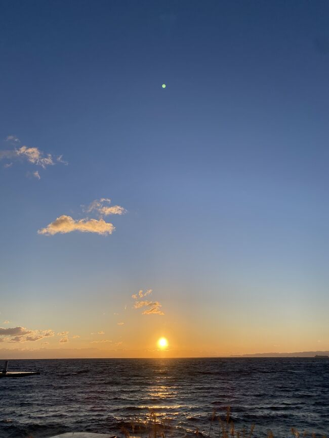 もともと泳ぐにはどうでしょう？とお試しできたから海も良い、山もいい、温泉もよい、自然が良いでいつのまにか大島にハマっていたぼく<br /><br />だんだん毎年恒例「とりたててめぼしい見所がなんもない冬にあえていく大島」1月の旅、という感じになっています。<br />実はこの「とりたててめぼしい見どころが特にない期間」というのは人が少なく、そんなもんだからおもてなしの目が行き届きまくるので、なんだかとっても快適にそしてのんびり過ごせるので、なんもないそれがいい、って感じになります。おすすめ<br /><br />今回はもっとTokyoの再発行を利用し（最初は旅行支援の方だったけどそっちの方が値引き大きかった）、何度もお世話になってる民宿三喜さんに二食付きプラン、前回バイクをケチって足が狭まった反省からちゃんとバイク借りました。<br />仕事が今めちゃくちゃ大変で大型船が出る夜に間に合う気がしなかったので、ジェット船の往復切符です。こないだ更新した10月の大島と同じですね