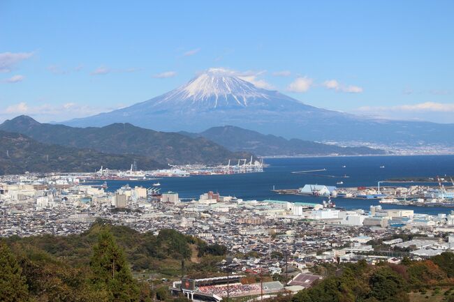 2022年12月年の瀬の前に親戚の人から「伊良湖にお気に入りのホテルがあるから、一度行ってみないか」と、嬉しい提案がありました。<br />全国旅行支援を利用して宿は招待してくれる代りに、車の運転などは夫に任せるという事で一緒に出かけてきたのです。<br />伊良湖のある渥美半島(=愛知県)の東隣は静岡県なので、予てから行ってみたい!と思っていた三保松原へ~まず向かいました。
