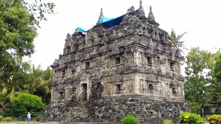 「美しい寺院」という意味の仏教寺院　サリ寺院