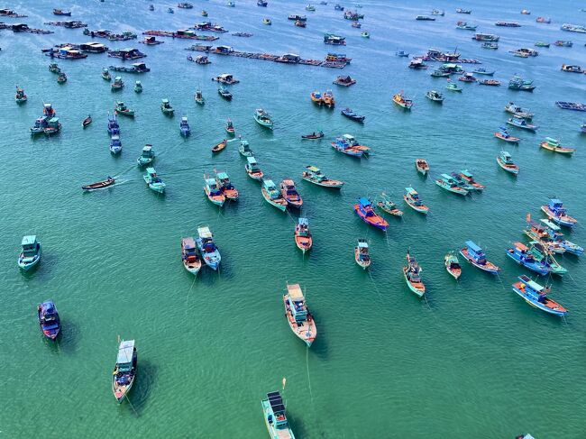 フーコック島は「ベトナム最後の秘境」といわれるリゾートアイランドです。<br />まだまだ観光開発の途中で、白い砂浜と美味しい新鮮なシーフードが人気の素朴な漁村の島です。<br />フーコック島とホントム島を結ぶケーブルカーは世界一長いということでギネスに認定されているそうですが、上空170メートルから見下ろす漁船の群れは、まさにここでしか見れない絶景です！<br />夜はナイトマーケットに行きましたが、シーフードがおいしく、さらに露店がたくさんあって、毎日がお祭りみたいな雰囲気で楽しかったです。<br />アクセスが簡単で秘境感はありませんでしたが、まだまだ日本人は少ない穴場リゾートでした。<br /><br /><br />＜旅程＞<br />12/27　成田からホーチミン　<br />12/28　ホーチミン市内観光 and AOショー　<br />12/29　クチトンネル and メコンデルタツアー　<br />12/30　ホーチミンからフーコック　←ココ<br />12/31　フーコックからケーブルカーでホム島　←ココ<br />1/1　　フーコックからホーチミンに移動　←ココ<br />1/2　　成田着