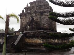 ボロブドゥール寺院遺跡群の一つ　ムンドゥット寺院